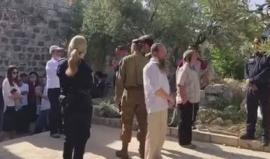 في المسجد الأقصى هذا الصباح .. 

#شاهد متطرفون يهود وجنود يؤدون تحية عسكرية استفزازا لمشاعر المسلمين