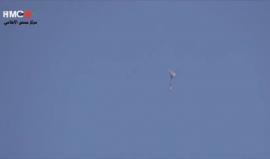 #شاهد| طائرات النظام السوري تقصف حي الوعر المحاصر بصواريخ مظلية 
تقرير محمد السباعي