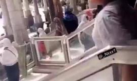 طفل سعودي ينفجر بالبكاء بعد رؤيته الكعبة لأول مرة