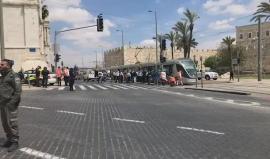 #شاهد | من مكان تنفيذ عملية الطعن في شارع يافا بالقدس المحتلة قبل قليل والتي اصيب فيها 3 مستوطنين أحدهم بجراح خطيرة، فيما اعلن الإعلام العبري عن إصابة المنفذ واعتقاله .