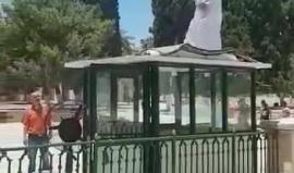 #شاهد| مقدسي يرفع آذان الظهر في باحات المسجد الأقصى المبارك، بعد إسكات صوت الآذان في الأقصى لثلاثة أيام بقرار من الاحتلال.