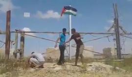 #شاهد: شاب يرفع العلم الفلسطيني أعلى بوابة "النجار" العسكرية ويحطم كاميرا مراقبة على حدود بلدة خزاعة بمدينة خانيونس جنوب قطاع غزة.

تصوير:عبد الرحمن العبادلة
