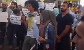 "التنسيق ليش ليش.. واحنا تحت رصاص الجيش".. هتافات المتظاهرين أمام سفارة السلطة ببيروت رفضاً للعقوبات المفروضة على قطاع غزة