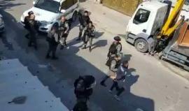قوات الاحتلال تعتقل الشاب عدي أبو تايه في عين اللوزة ببلدة سلوان جنوب الاقصى