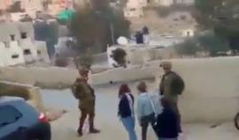 #فيديو قوات الاحتلال اعتقلت الطفلة عهد التميمي 17 عاما من قرية النبي صالح في رام الله بسبب طردها جنديين اسرائيليين من أمام منزل عائلتها