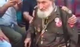 #شاهد عجوز تركي يتقلد سلاحه ويرتدي زيه العثماني وينزل لشوارع إسطنبول رفضا لمحاولة الانقلاب