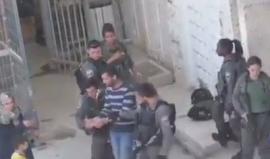 #شاهد لحظة اعتقال قوات الاحتلال مواطن فلسطيني قرب الحرم الابراهيمي في الخليل أمس
