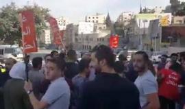 شاهد بعد الافراج عنهم بسبب رفضهم اتفاقية الغاز بين كيان الاحتلال والأردن.. يهتفون