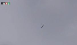 #شاهد طائرات حربية تغير على قرية حزارين بريف إدلب مستهدفة القرية بالصواريخ المتفجرة