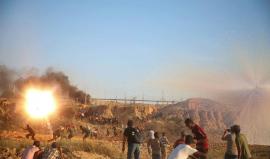 اطلاق نار من الدبابات .. 

#مشاهد اللحظات الأولى لاطلاق قوات الاحتلال قنابل دخانية "غريبة" صوب المتظاهرين شرق البريج على حدود وسط قطاع غزة أمس