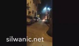 #شاهد شبان يستهدفون بالزجاجات الحارقة بؤرة استيطانية في بلة سلوان بالقدس المحتلة قبل قليل.