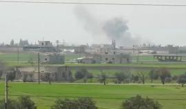 حمص: الطيران الحربي يقصف بالصواريخ الفراغية قرية الفرحانية الشرقية