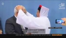 حاخام "يبارك" رئيس السلطة وحركة فتح محمود عباس ووفد يهودي يقدم له تمثال !! 
#شاهد .. عباس : استمع كل يوم للاغاني الإسرائيلية وأمد يدي للسلام