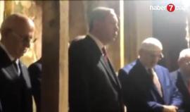 #شاهد| أردوغان يقرآ القرآن عند ضريح السلطان محمد الفاتح عقب نتائج الاستفتاء