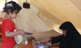 #شاهد .. "بنصوم بلا أكل وبلا سحور" هكذا تقضي الحاجة "أم محمد" يومها الرمضاني في مخيم باب السلامة على الجانب السوري من الحدود مع تركيا . 

مركز حلب الإعلامي