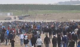 #شاهد الشبان العزل في مواجهة جنود الاحتلال المدجيين بالسلاح والمختئين خلف الستر الترابية على الحدود بين قطاع غزة والأراضي المحتلة. 
#مسيرة_العودة_الكبرى
تصوير شادي سلفيتي