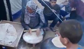 #مباشر مشاركات في فعاليات مسيرة العودة الكبرى على الحدود الشرقية لمدينة خانيونس يخبزن "الصاج"