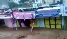 #شاهد المحلات التجارية تغرق بالسيول جراء مياه الامطار في بلدة برطعة بمدينة جنين

(وسائل اعلام محلية)