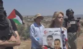 #شاهد: جنود الاحتلال يصورون المتظاهرين، ويعترضونهم خلال مشاركتهم في المسيرة التضامنية مع الأسير بلال كايد والأسرى المضربين عن الطعام في بلدة بلعين غرب رام الله.

تصوير: هيثم الخطيب
