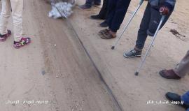 #شاهد

في #جمعة_الشباب_الثائر كيف سحب شباب المحافظة الوسطى السلك الشائك الذي وضعه الاحتلال لوقف المتظاهرين

#أنا_راجع