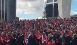 جماهير #بايرن_ميونيخ تهتف استعداداً لمباراة الليلة أمام #ريال_مدريد في إياب نصف نهائي #أبطال_أوروبا