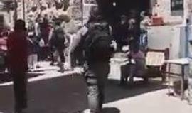 فيديو من مكان عملية الطعن بالقدس المحتلة قبل قليل 

حيث أصيب شرطي اسرائيلي بجراح في حين تم اطلاق النار على المنفذ