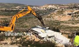 جرافات الاحتلال تهدم بركسا للأغنام في شعغاط شمال القدس