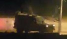 #شاهد .. شبان يمطرون جيبا للاحتلال بالحجارة خلال المواجهات التي اندلعت في بلدة حزما شمال شرق #القدس.