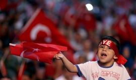 الأتراك يواصلون التظاهر في ميادين الحرية رفضا للمحاولة الإنقلابية الفاشلة