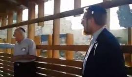 #شاهد| عضو الكنيست المتطرف يهودا غليك يؤدي صلوات تلمودية عند باب المغاربة قبيل اقتحامه للمسجد الاقصى