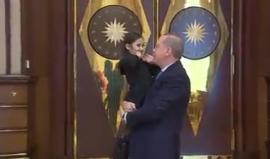 #فيديو الطفلة التركية "إرماق" ذات الأعوام الأربعة، من مدينة يوزغات، تحقق حلمها بلقاء الرئيس التركي رجب طيب #أردوغان
