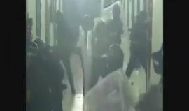 وسائل إعلام عبرية تنشر لحظة اقتحام وحدات القمع الصهيونية لقسم أسرى حركة حماس في سجن نفحة لإخراجهم بالقوة وتوزيعهم على أقسام عدة