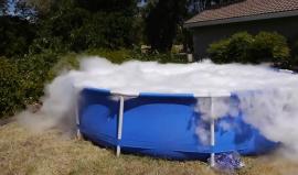 #شاهد النتيجة.. مغامرون يلقون نصف طن ثلج جاف فى حمام سباحة