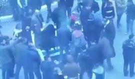 #شاهد فلسطينيون في مدينة الخليل يدوسون بأقدامهم على صورة للرئيس الأمريكي تعبيراً عن رفضهم لإعلانه القدس عاصمة للاحتلال.
#القدس_عاصمة_فلسطين
#القدس_عاصمه_فلسطين_الابديه