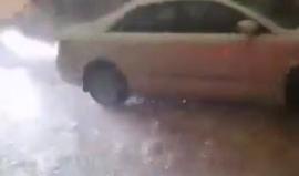 #فيديو مدينة بريدة في السعودية يتحول "نهارها الى ليل" ويتساقط البرد بشكل كثيف