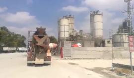 شاحنات محملة بالاسمنت  تعمل في بناء الجدار الأرضي الذي يدشنه الاحتلال على حدود قطاع غزة