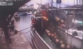 #شاهد لحظة انفجار انبوب غاز في مركب صيد في تايون