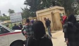 #شاهد قوات الاحتلال تعتقل شاب وفتاة من جامعة العروب في #الخليل وتعتدي على طلاب الجامعة برفقة مجموعة من المستوطنين .