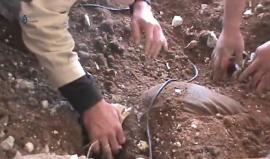 منازل تسقط على رؤوس ساكنيها عقب قصف طائرات الأسد على أحياء درعا البلد