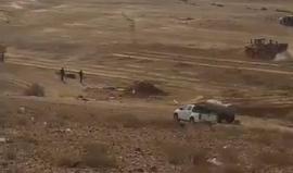 قوات الاحتلال تهدم مساكن وتصادر أغنامًا بعد تدمير حظائرها في قرية الفرعة بالنقب المحتل صباح اليوم