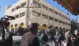 لحظة اعتداء قوات الاحتلال على المتظاهرين في شارع صلاح الدين بالقدس قبل قليل