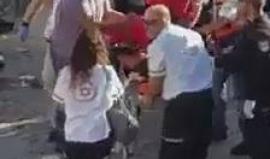 مشاهد تظهر عنصرين من شرطة الاحتلال ملقون على الأرض بعد طعنهم من قبل الشاب الفلسطيني أيمن حسن الكرد في منطقة باب الساهرة بالقدس المحتلة . 

يشار الى أن منفذ العملية أصيب هو الآخر بجراح خطرة جراء إطلاق النار عليه من جنود الاحتلال .