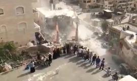 #شاهد قوات الاحتلال تهدم بناية سكنية مكونة من 3 طوابق في قرية العيسوية بالقدس المحتلة