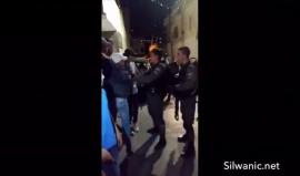#شاهد | قوات الاحتلال تعتقل الفتى عدنان الرجبي من حي بطن الهوى في بلدة سلوان بالقدس المحتلة، بعد الاعتداء عليه.