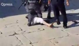 #شاهد كيف اعتدت قوات الاحتلال على أحد الشيوخ في ساحات المسجد الأقصى المبارك