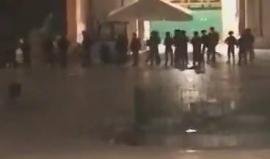 #شاهد | قوات الاحتلال تقتحم باحات المسجد الأقصى عبر باب المغاربة، ومرابطون يعتكفون في المصلى القبلي وقوات الاحتلال تحاول كسر أحد الابواب والدخول إليهم لإخراجهم، وتقتطع الكهرباء عنهم .