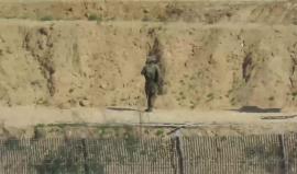 باستخدام طائرة ورقية .. 

#شاهد اللحظات الأولى لاحراق موقعًا عسكريًا اسرائيليًا على حدود وسط قطاع غزة من قبل شبان فلسطينيين أمس