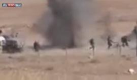 #شاهد أسير من تنظيم الدولة يفاجئ قوات البشمركة 

بث "تلفزيون كردستان" لقطات تظهر إقدام أحد عناصر تنظيم الدولة على تفجير نفسه وسط مقاتلين من قوات البشمركة التي تشن هجومًا على الموصل