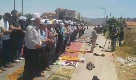 #شاهد | إقامة صلاة الجمعة على مدخل بيت فوريك في نابلس تضامنا مع الاسرى المضربين في سجون الاحتلال منذ 26 يوما .