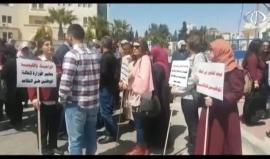 الموظفون الحكوميون المحالون للتقاعد المبكر يحتجون أمام مقر حكومة الحمدالله في رام الله . 
تقرير مريم الحاج موسى ‏